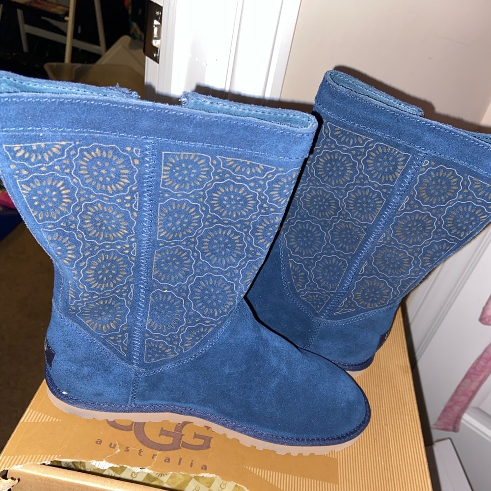 Navy blue w lo perforated ugg boots